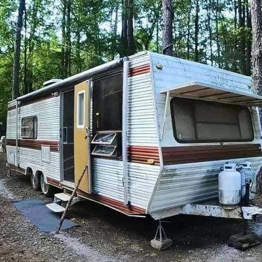 Homeless woman receives a free, rundown trailer—but just wait until you see how she transformed it
